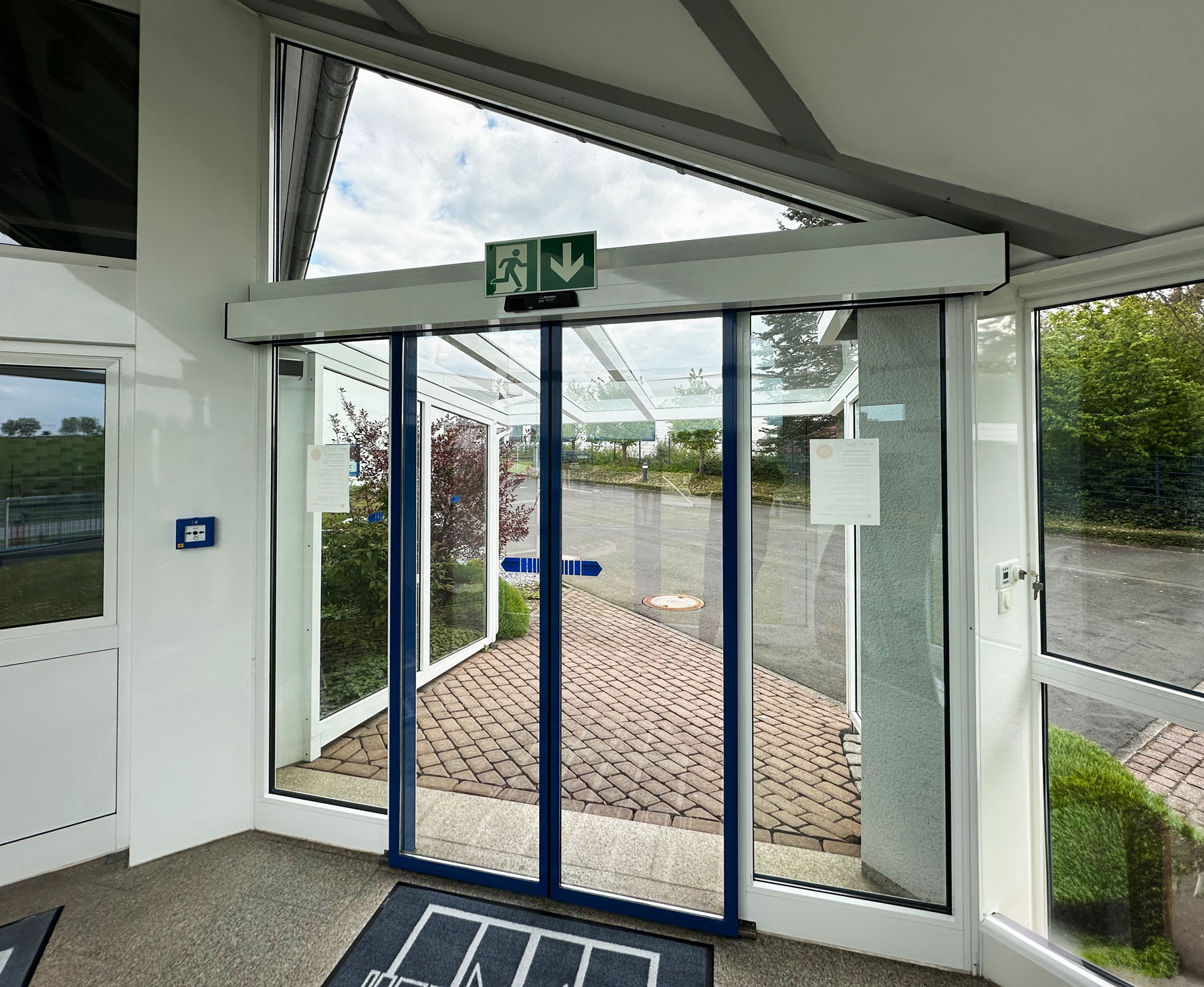 Eine blaue Schiebetür mit Blick auf die Straße.