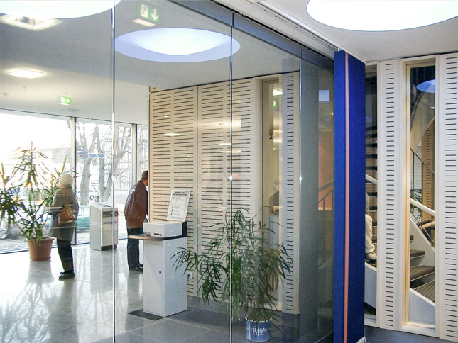 Glastrennwand in einer Bank.