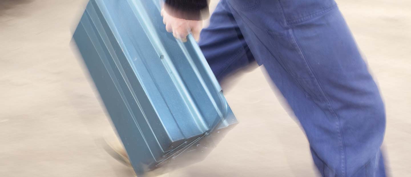 Mann mit Werkzeugkoffer.