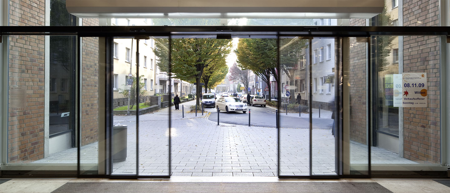 Blick von Innen durch eine Schiebetür nach draußen auf die Straße.