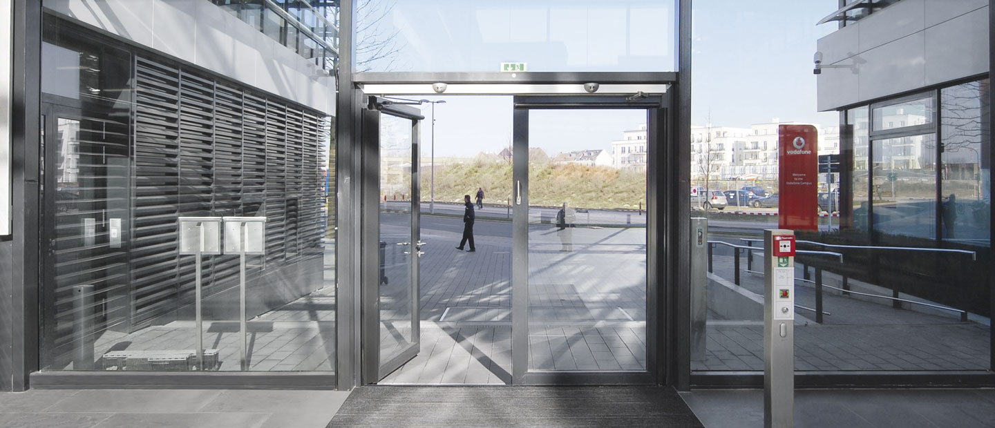 Eine geöffnete Tür mit Blick auf die Straße.
