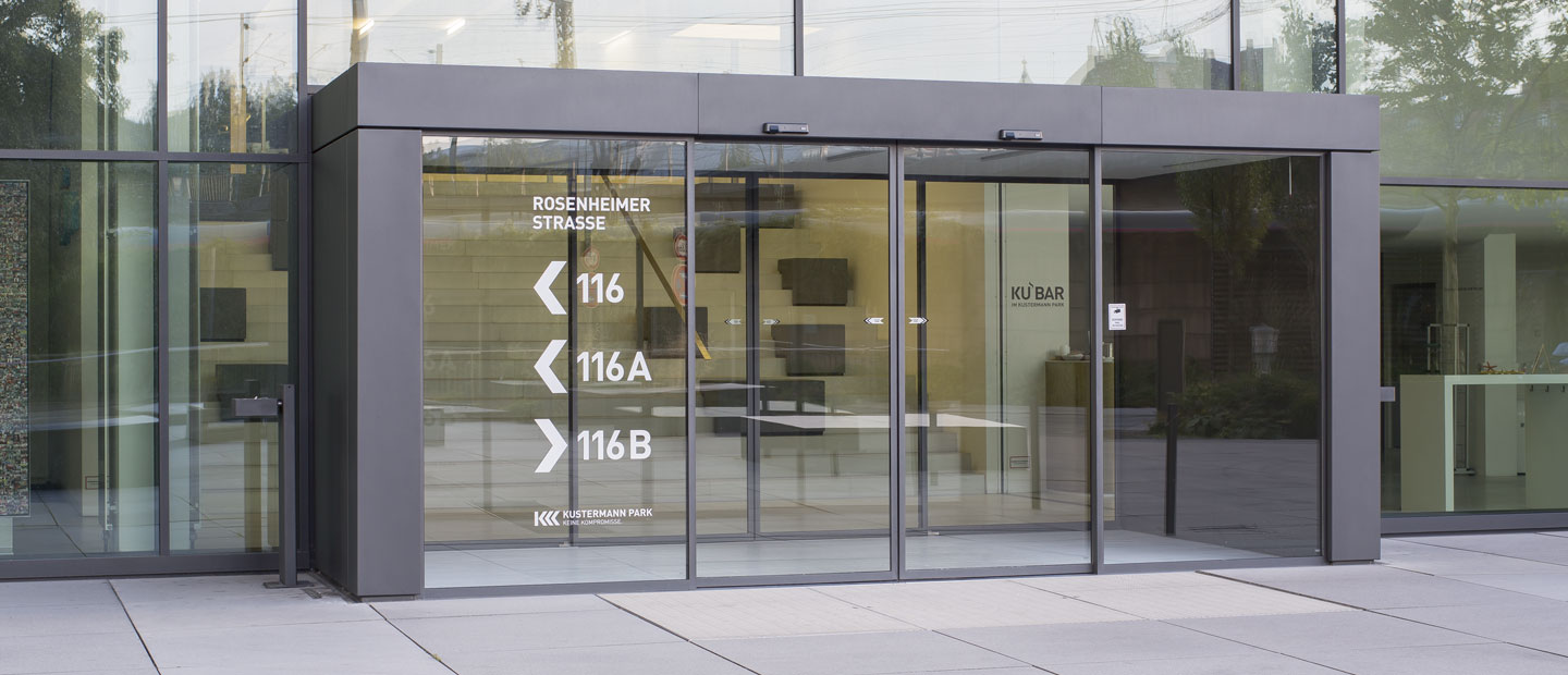 Blick auf eine Aussenfassade mit grauer Schiebetür