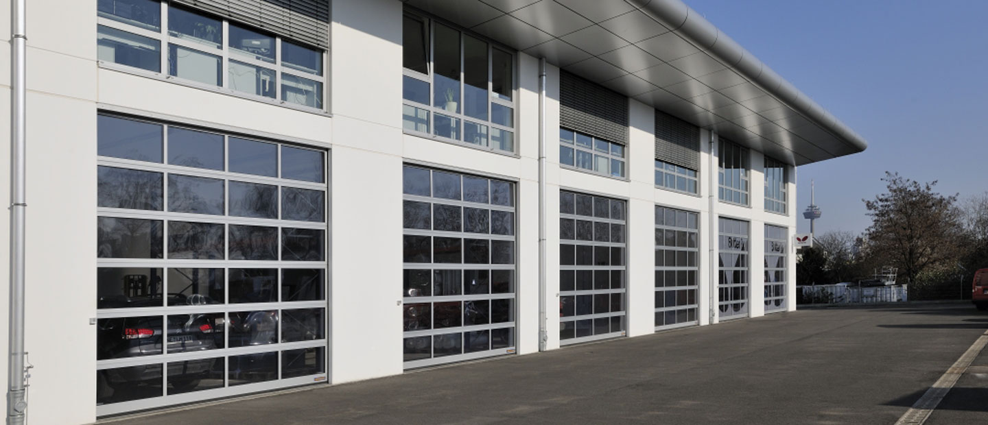 Ein Industriegebäude von außen mit mehreren Sektionaltoren.