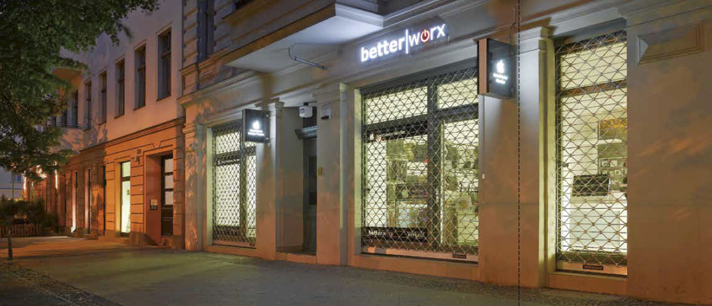 Ein Ladengeschäft bei Nacht ein Rollgitter schützt vor Einbruch.