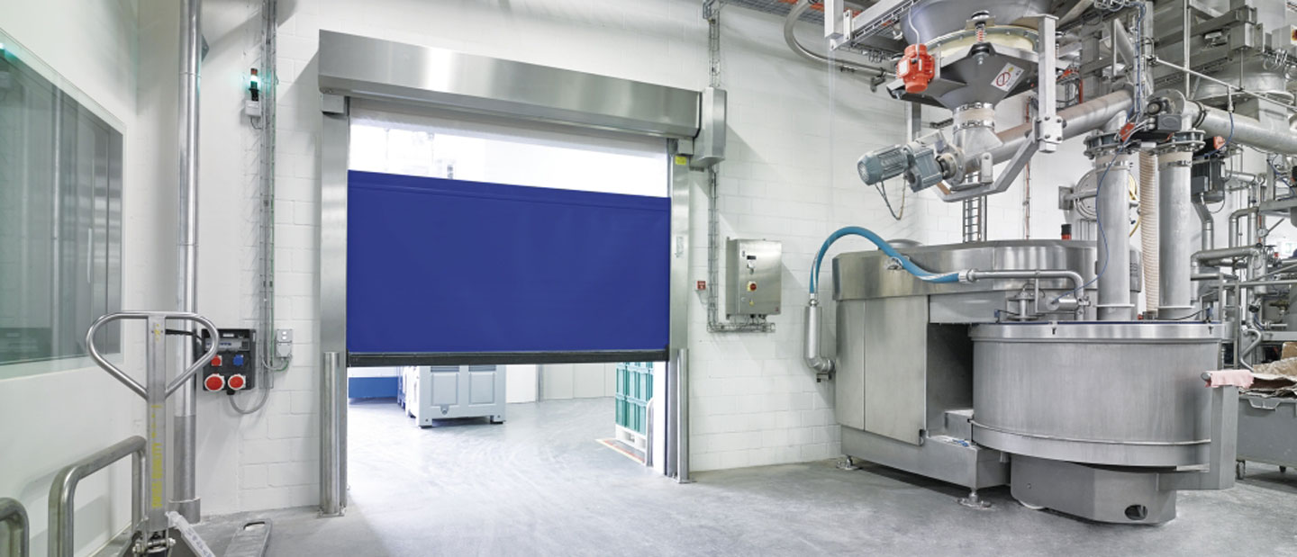 Ein blaues Schnelllauftor in einer Industriehalle.