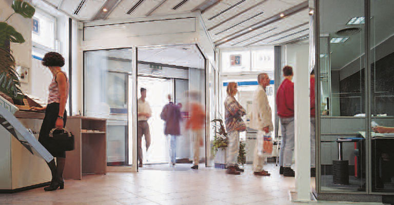 Eine Winkelschiebetür in einer Bank.