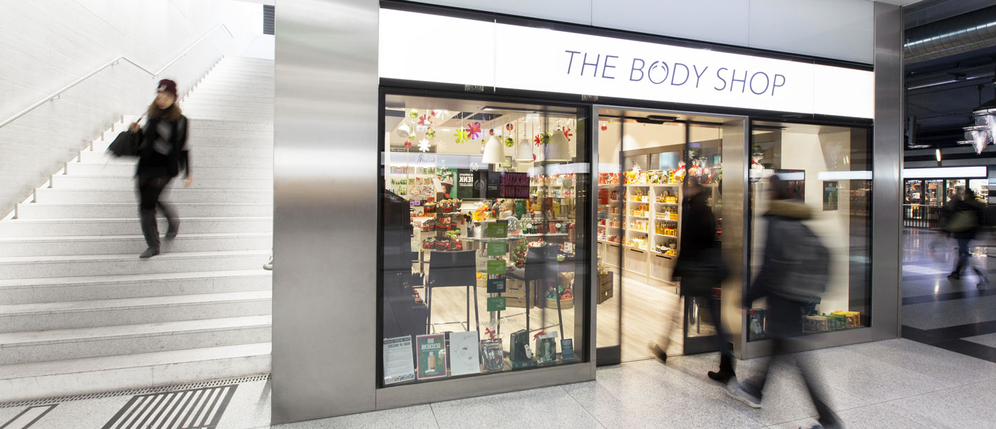 Eingang von einem Ladengeschäft mit der Schiebetür.